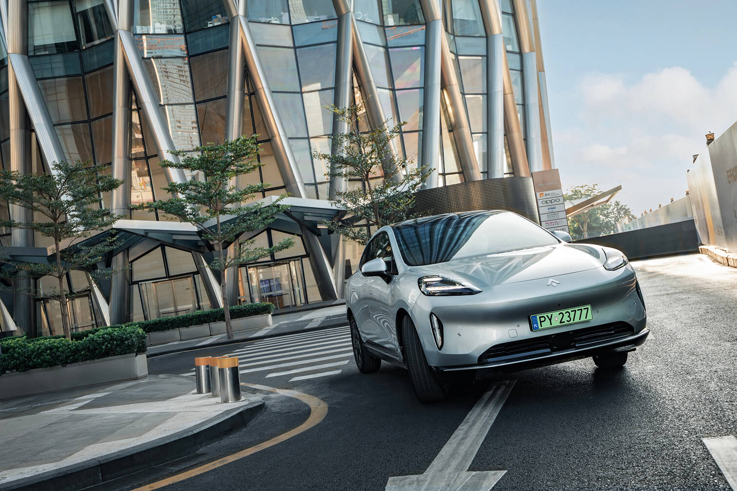 Auto GAC HYPTEC HT na tle budynku - elektryczny SUV coupe premium z zasięgiem 520 km WLTP
